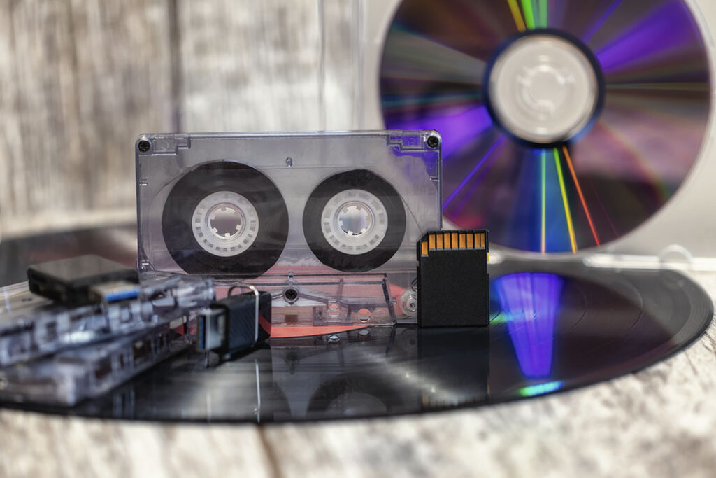 過去 100 年的音樂媒體：黑膠唱片、卡式錄音帶、光碟一直到記憶卡