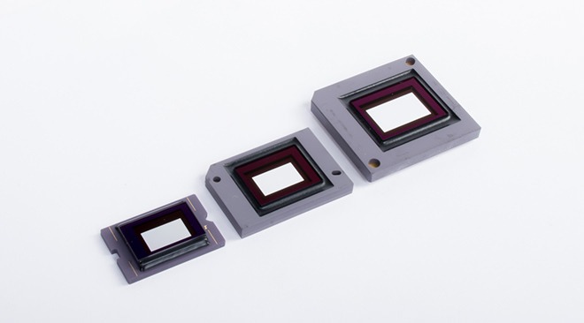 不同型號的DMD微鏡片元件，DLP470TP、DLP470TE、DLP660TE(從左至右)。可以明顯看出同樣是0.47吋，Pico晶片比標準型在封裝上的差距